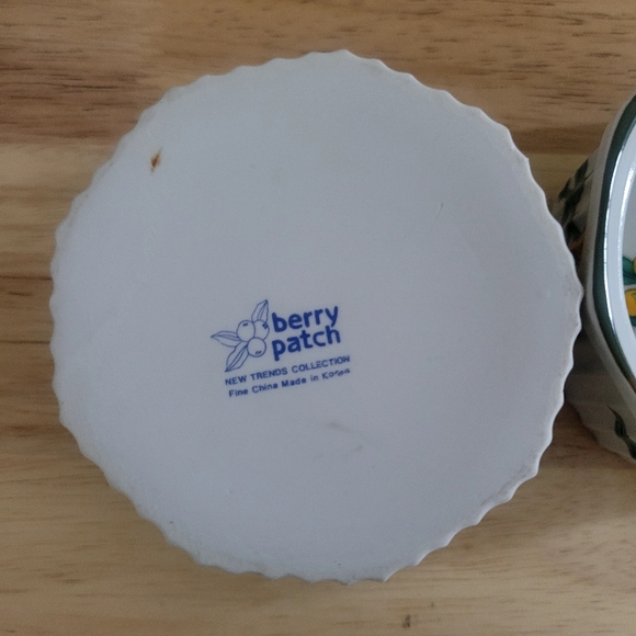 2 Vintage Berry Patch Fine China Yellow Floral New Trends Cottagecore Catch All - Picture 4 of 5